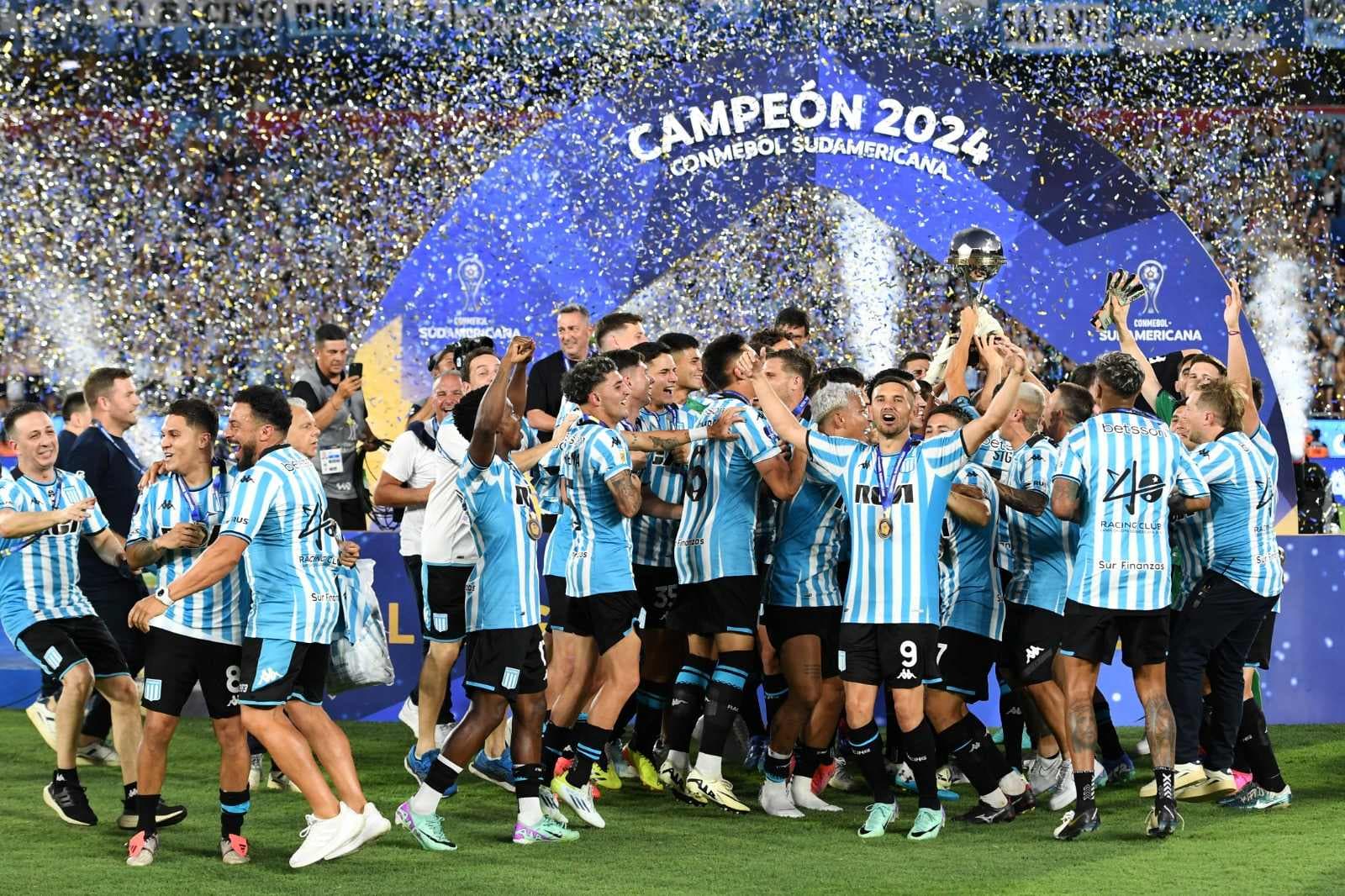 Jogadores do Racing Club erguem o troféu de campeão após vencerem a final da Copa CONMEBOL Sul-Americana 2024 entre Racing Club e Cruzeiro no Estádio General Pablo Rojas - La Nueva Olla em 23 de novembro de 2024 em Assunção, Paraguai.