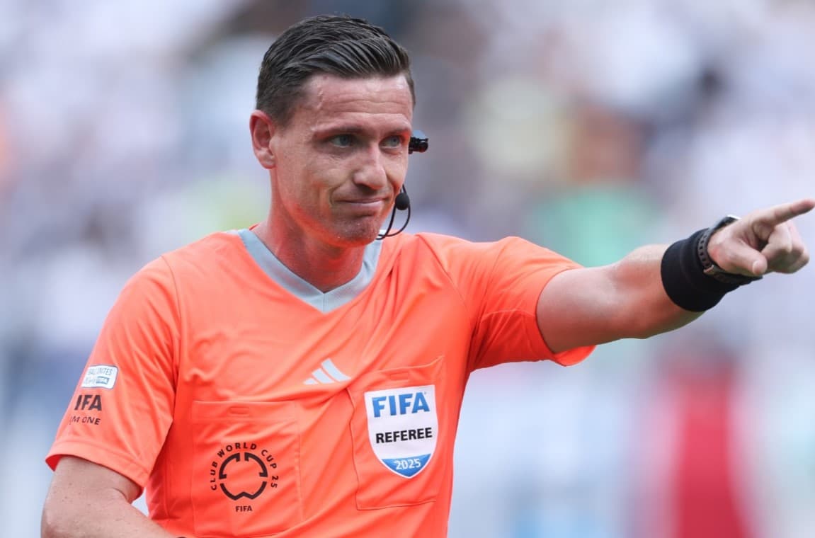 Ramon Abatti Abel aponta para frente ao assinalar uma falta em jogo do Real Madrid na Copa do Mundo de Clubes