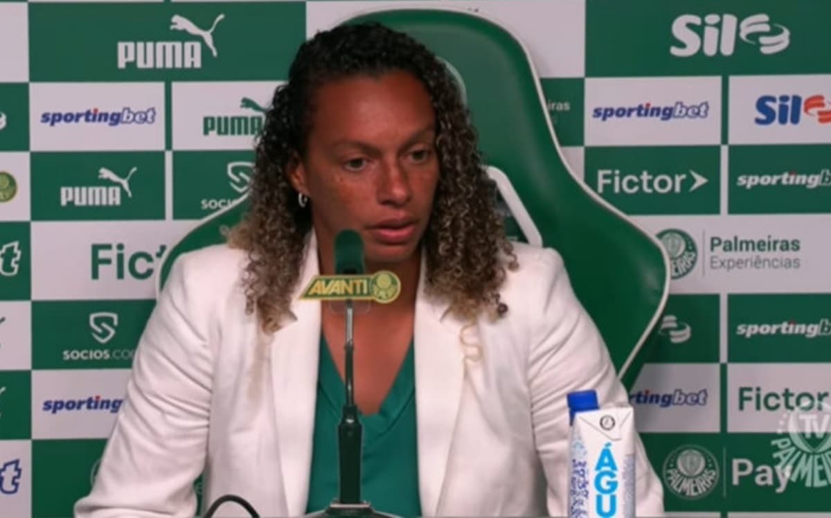 Rosana Augusto, ex-Flamengo, sendo apresentada pelo Palmeiras