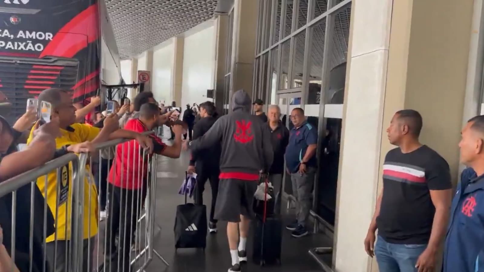 Rossi recebendo carinho de torcedores do Flamengo