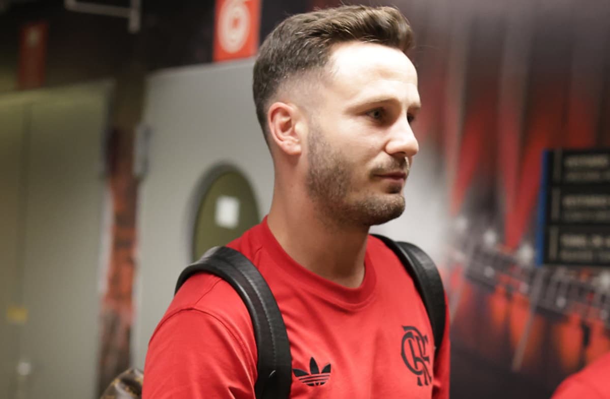 Saúl em chegada ao Maracanã para jogo do Flamengo