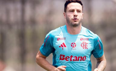 Saúl corre em treino do Flamengo no Ninho do Urubu