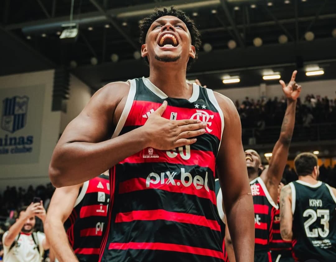 Ruan Miranda em quadra com a camisa do Flamengo