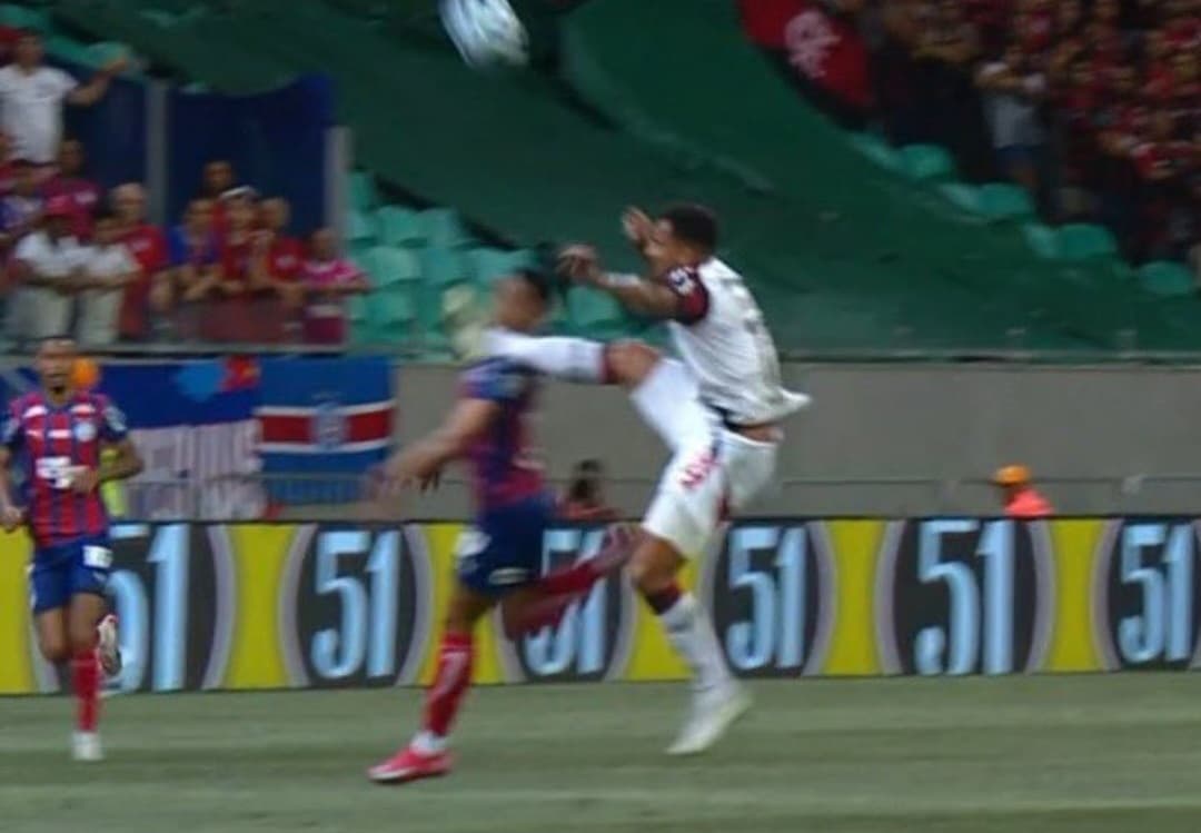 Pé alto de Danilo, que culminou na sua expulsão em Flamengo x Bahia