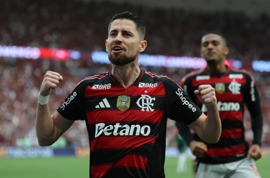 Jorginho comemora gol pelo Flamengo com Samuel Lino ao fundo