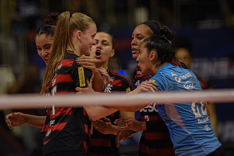 Tainara, Karina Souza, Masa Kirov, Simone Lee e Laís comemoram ponto do Sesc Flamengo