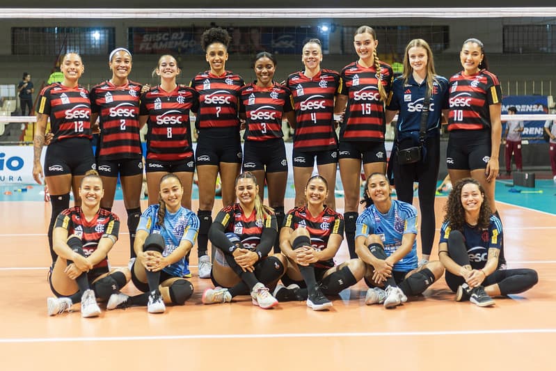 Elenco do Sesc Flamengo perfilado antes de partida do Campeonato Carioca