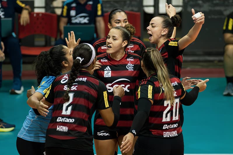 Jogadoras do Sesc Flamengo comemoram ponto