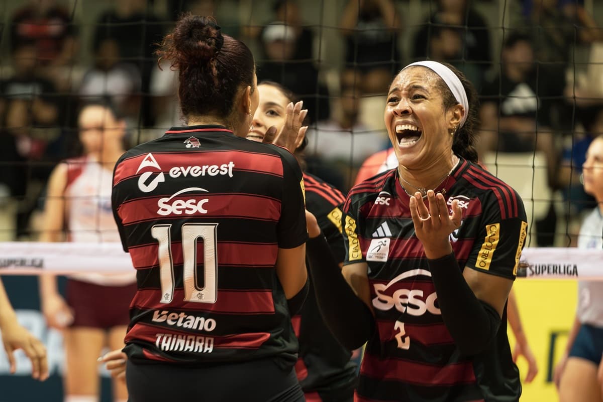Jogadoras do Flamengo comemoram ponto marcado sobre o Paulistano Barueri, pela Superliga