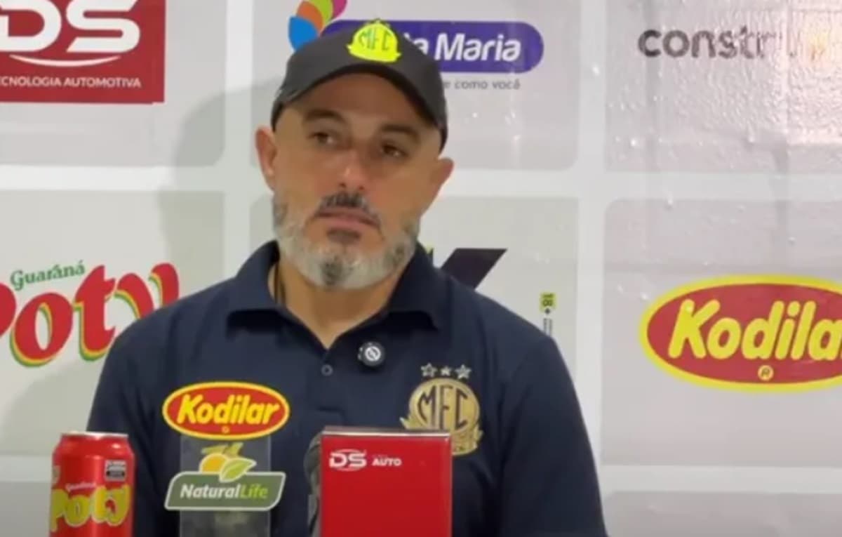 Técnico do Mirassol em coletiva pós-jogo com semblante sério citando o Flamengo