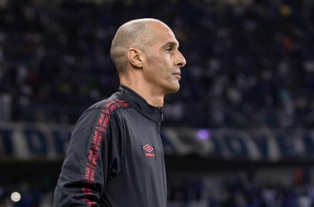 Técnico do Sport, Cesar Lucena, em jogo no Mineirão; interino deve enfrentar o Flamengo