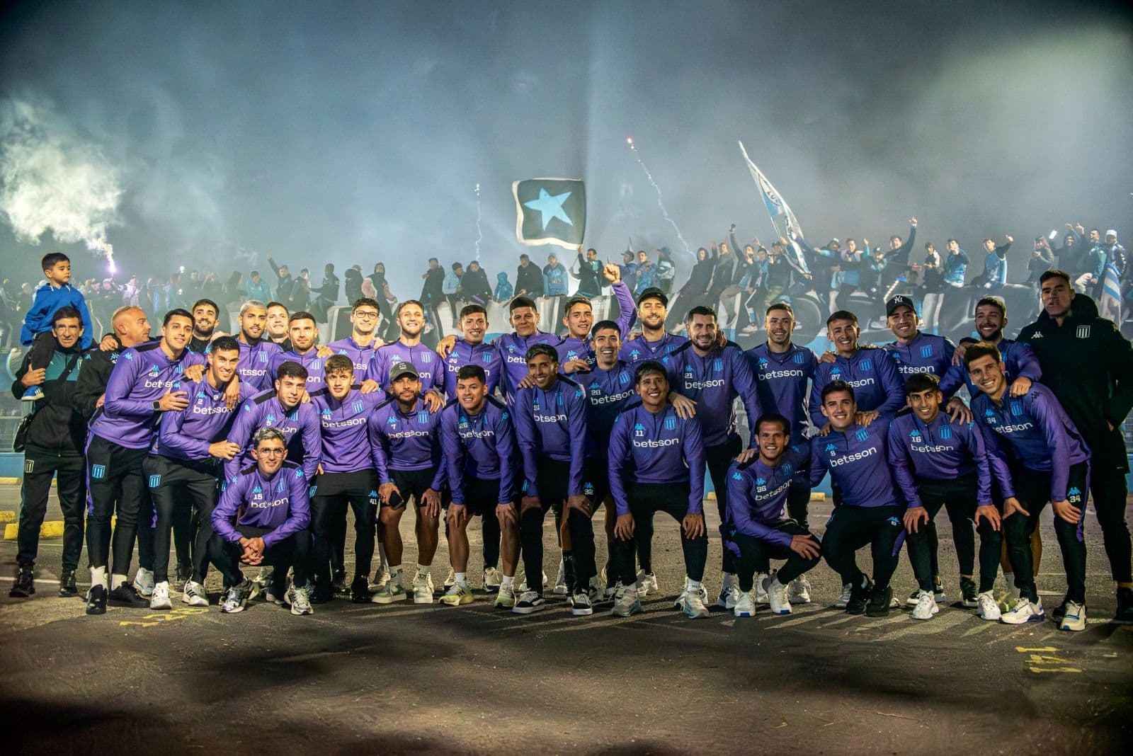 Time do Racing em festa da torcida