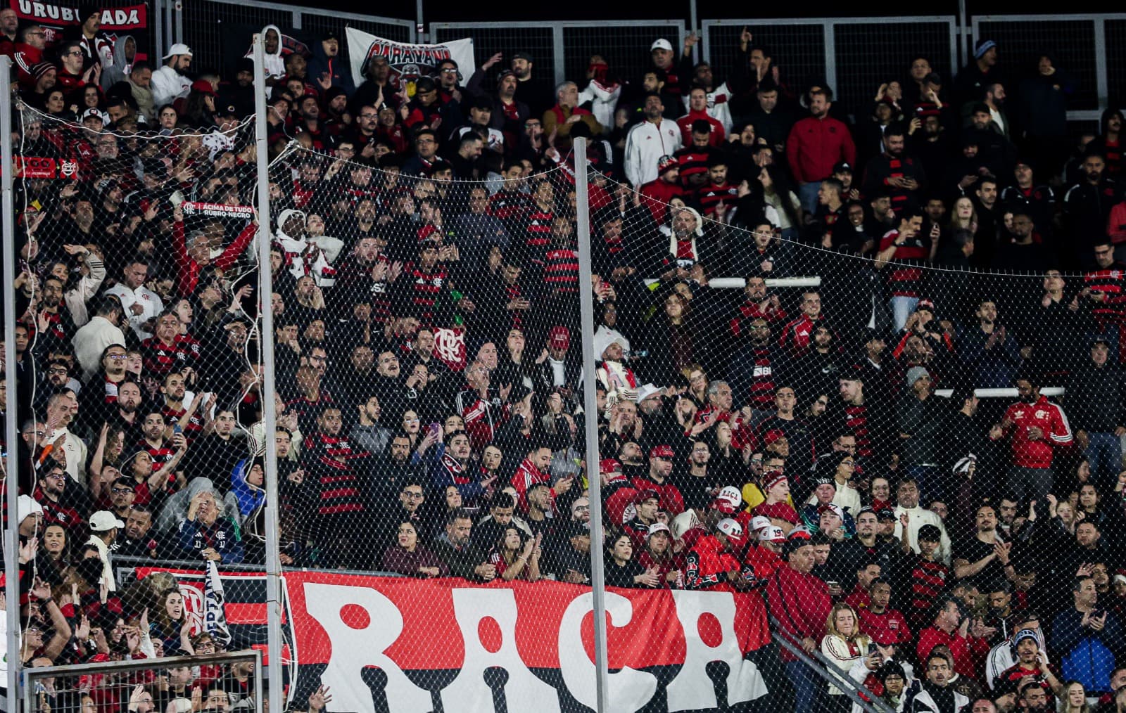 Torcedores do Flamengo no setor visitante do estádio do Estudiantes, na Argentina, no jogo de volta das quartas da Libertadores