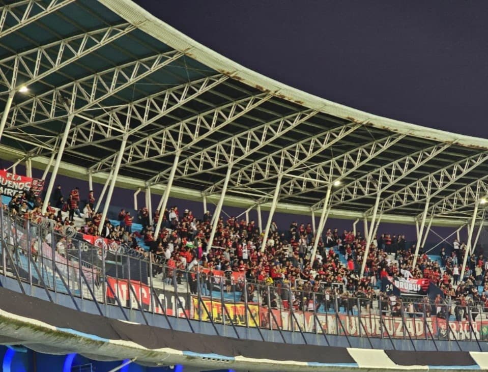 Torcida do Flamengo já ocupando seu espaço destinado aqui no Cilindro de Avellaneda