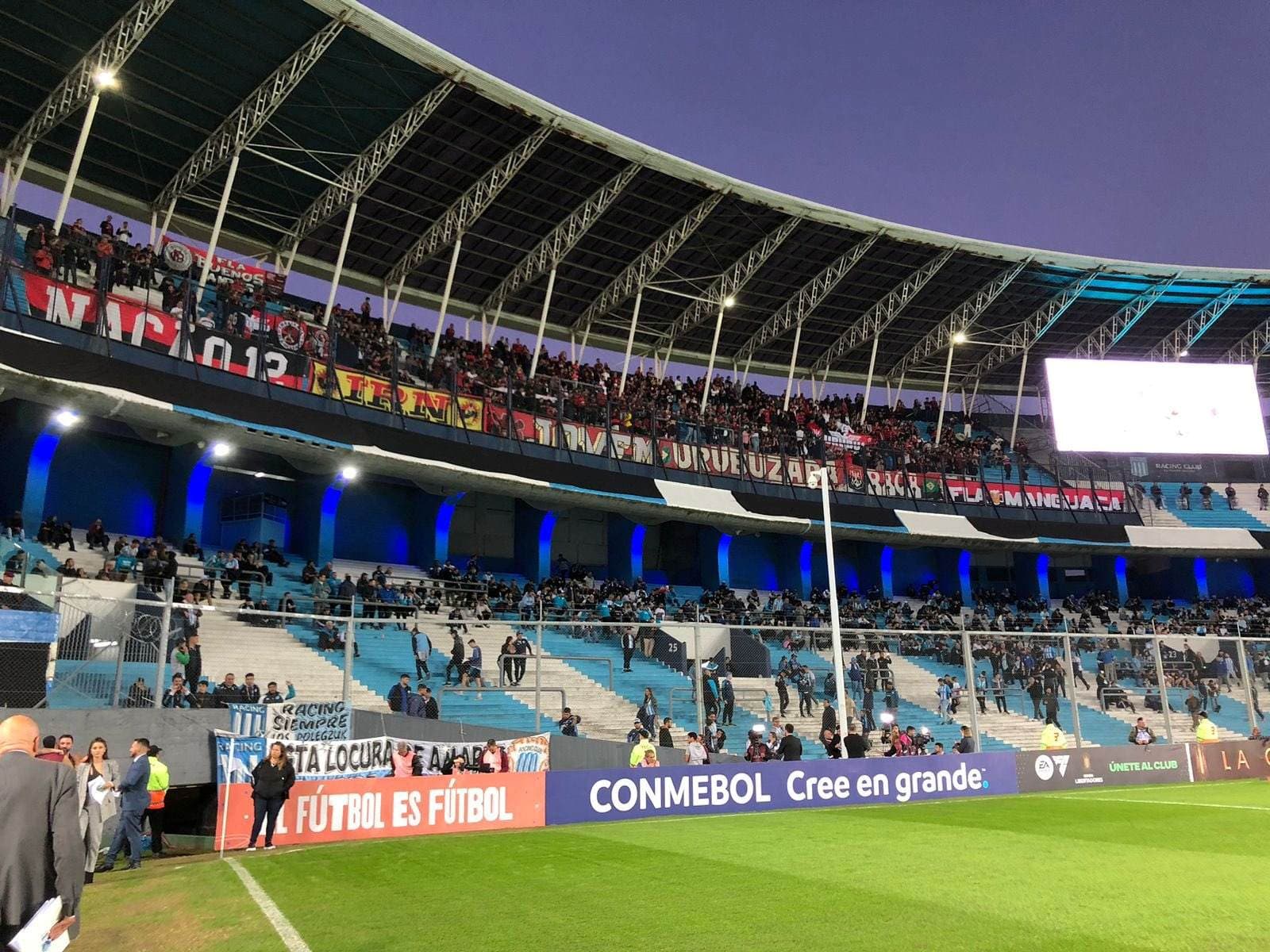 Torcida do Flamengo no El Cilindro, estádio do Racing