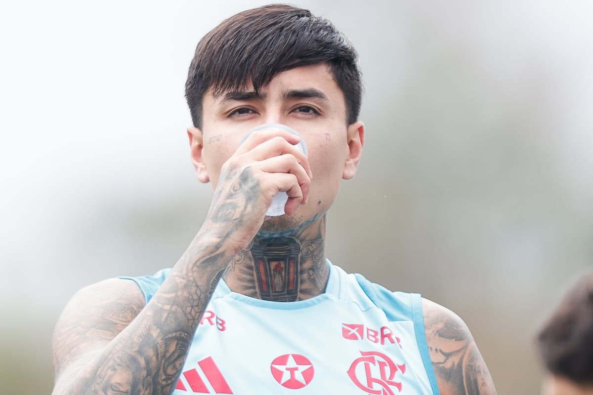 Erick Pulgar bebe água em treino do Flamengo