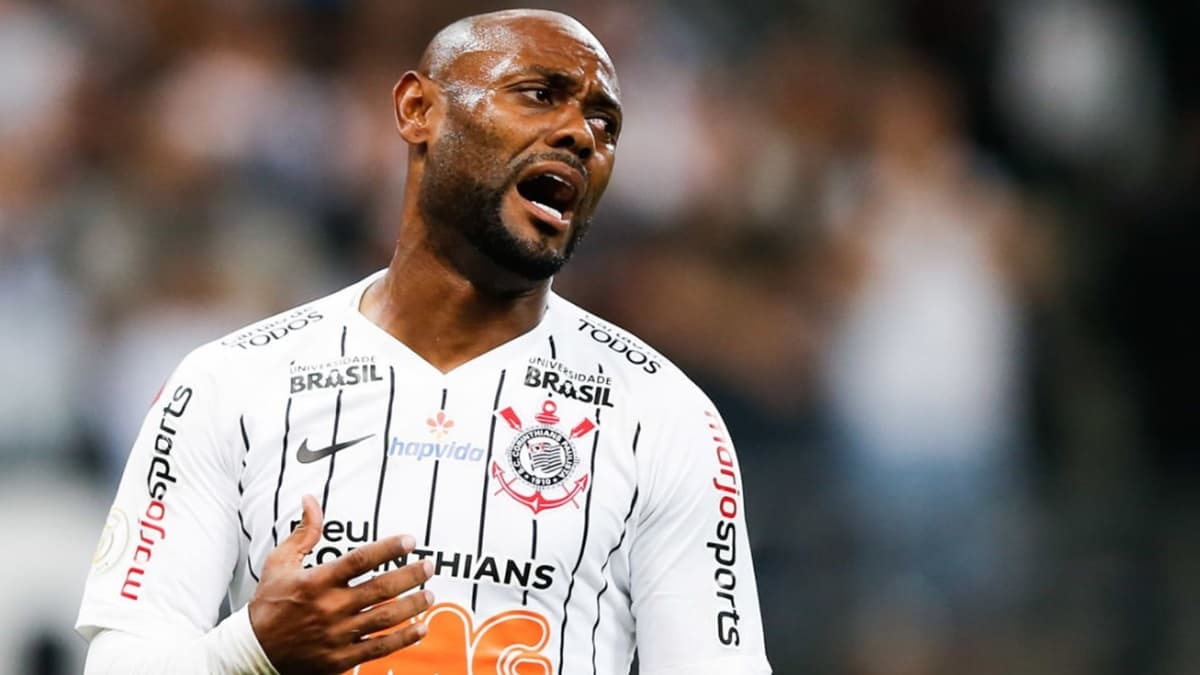 Vagner Love se lamenta em jogo do Corinthians; Ex-Flamengo é especulado no Botafogo-PB