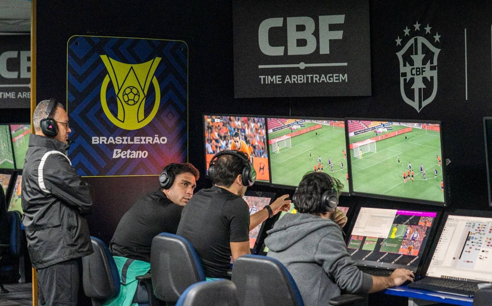 Árbitros debatem lance em cabine do VAR da CBF