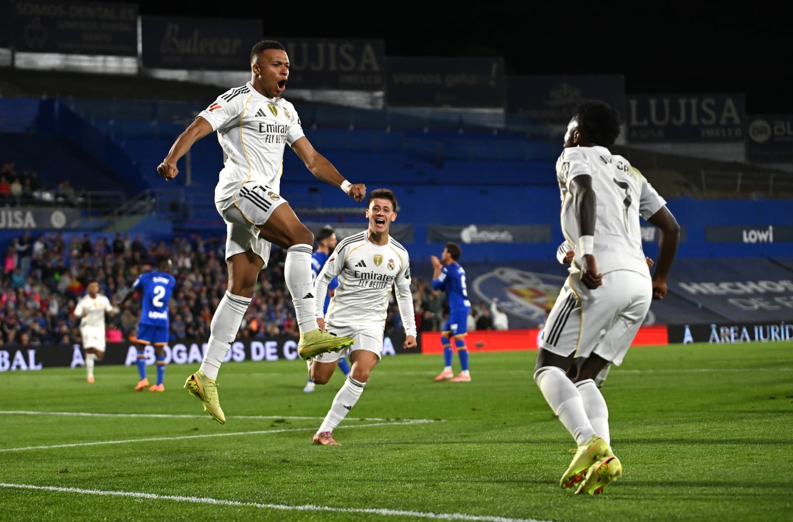 Kylian Mbappe, do Real Madrid, comemora o primeiro gol de sua equipe com seu companheiro de equipe Arda Gueler e Vinicius Junior durante a partida da LaLiga EA Sports entre Getafe CF e Real Madrid CF no Coliseum Alfonso Perez em 19 de outubro de 2025 em G