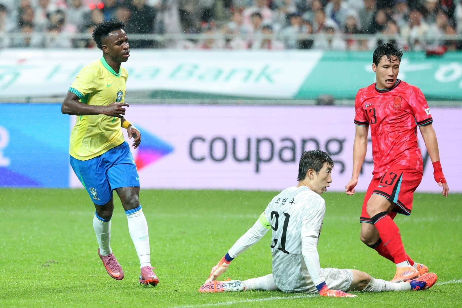 Vinicius Junior, do Brasil (E), marca o quinto gol da equipe durante o amistoso internacional entre Coreia do Sul e Brasil no Estádio da Copa do Mundo de Seul, em 10 de outubro de 2025 em Seul