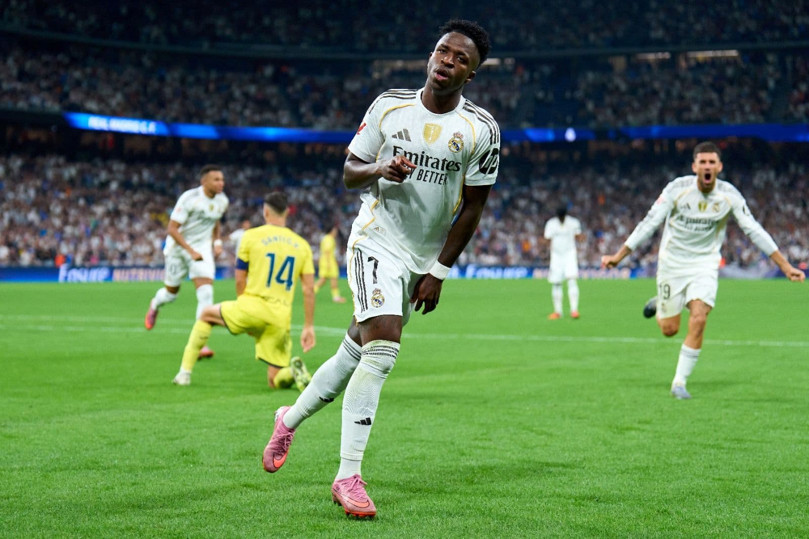 Vinicius Junior, do Real Madrid, comemora o primeiro gol de sua equipe durante a partida da LaLiga EA Sports entre Real Madrid CF e Villarreal CF no Estádio Santiago Bernabeu em 4 de outubro de 2025 em Madri, Espanha.