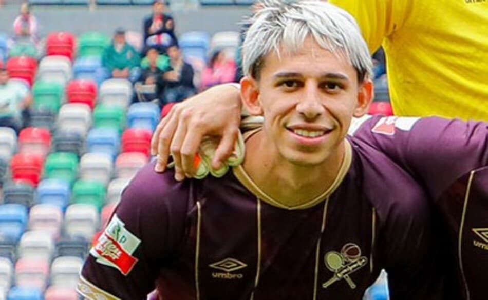 Werton ao lado dos companheiros antes de jogo do Leixões