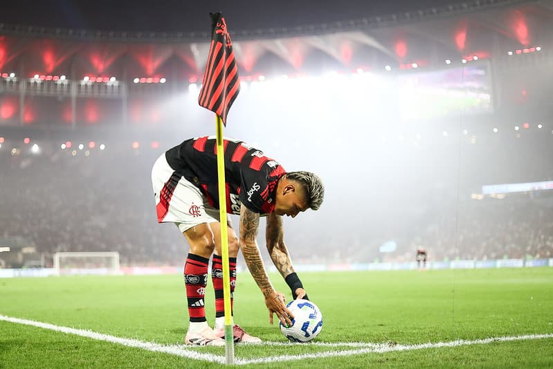 Carrascal ajeitando a bola para cobrar escanteio no Maracanã em Flamengo x Sport pelo Brasileirão 2025