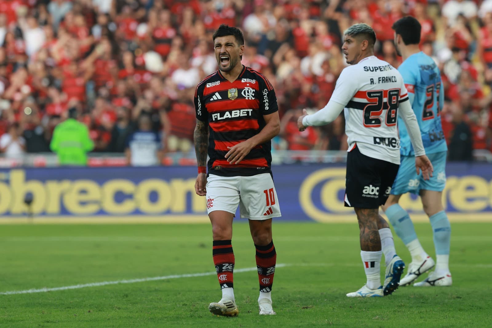 Giorgian de Arrascaeta, do Flamengo, reage durante a partida entre Flamengo e São Paulo pelo Brasileirão 2025, no Estádio do Maracanã, em 12 de julho de 2025, no Rio de Janeiro, Brasil.