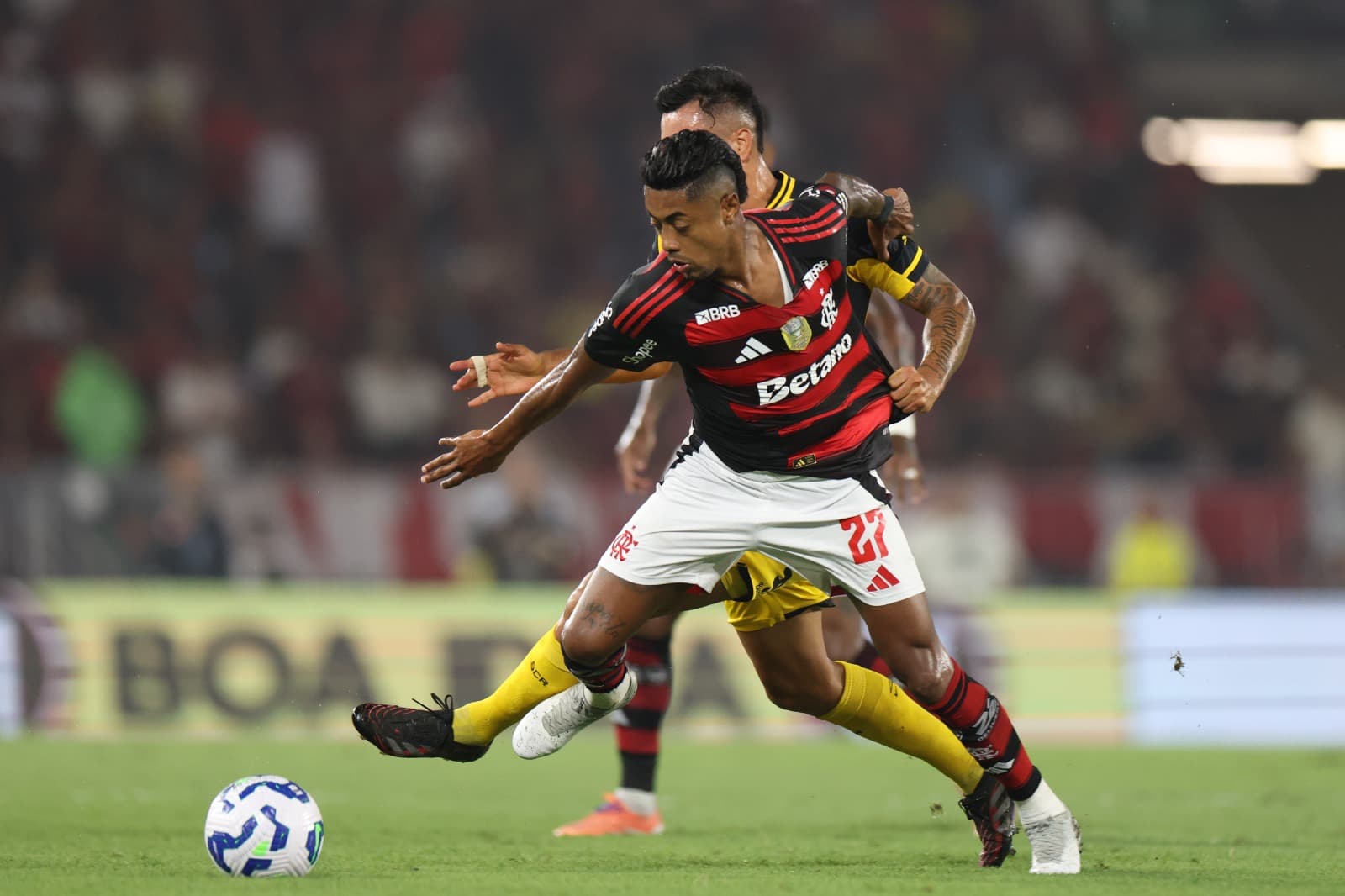 Bruno Henrique, do Flamengo, disputa a bola com Igor Carius, do Sport Recife, durante a partida entre Flamengo e Sport Recife, válida pelo Brasileirão 2025, no Estádio do Maracanã, em 1º de novembro de 2025, no Rio de Janeiro, Brasil.