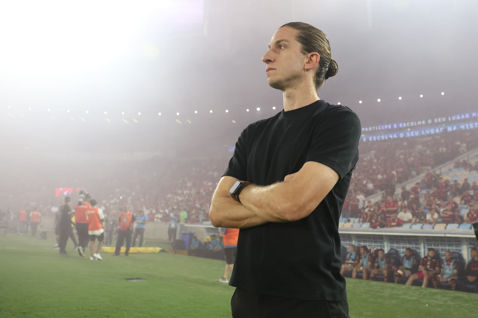O técnico do Flamengo, Filipe Luís, observa o jogo entre Flamengo e Sport Recife, válido pelo Brasileirão 2025, no Estádio do Maracanã, em 1º de novembro de 2025, no Rio de Janeiro, Brasil.