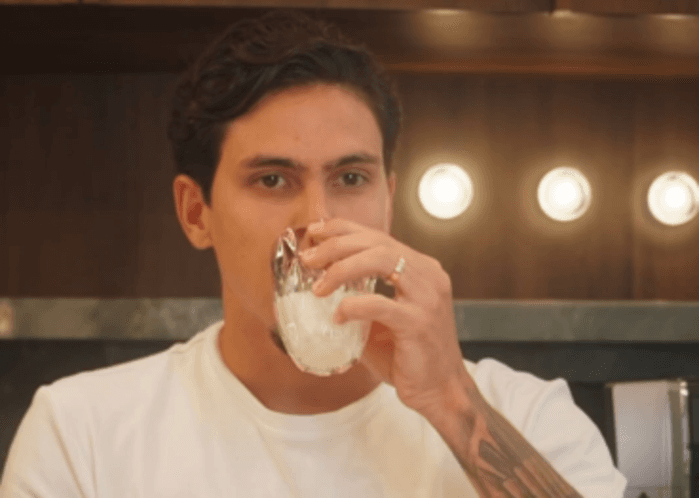 Pedro tomando leite em propaganda para a Piracanjuba