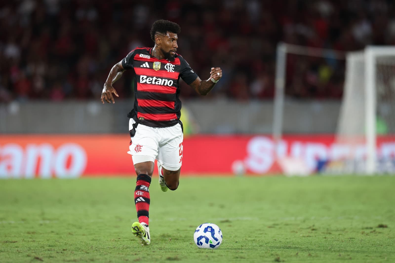 Emerson Royal, do Flamengo, controla a bola durante a partida entre Flamengo e Grêmio, válida pelo Brasileirão 2025, no Estádio do Maracanã, em 31 de agosto de 2025, no Rio de Janeiro, Brasil.