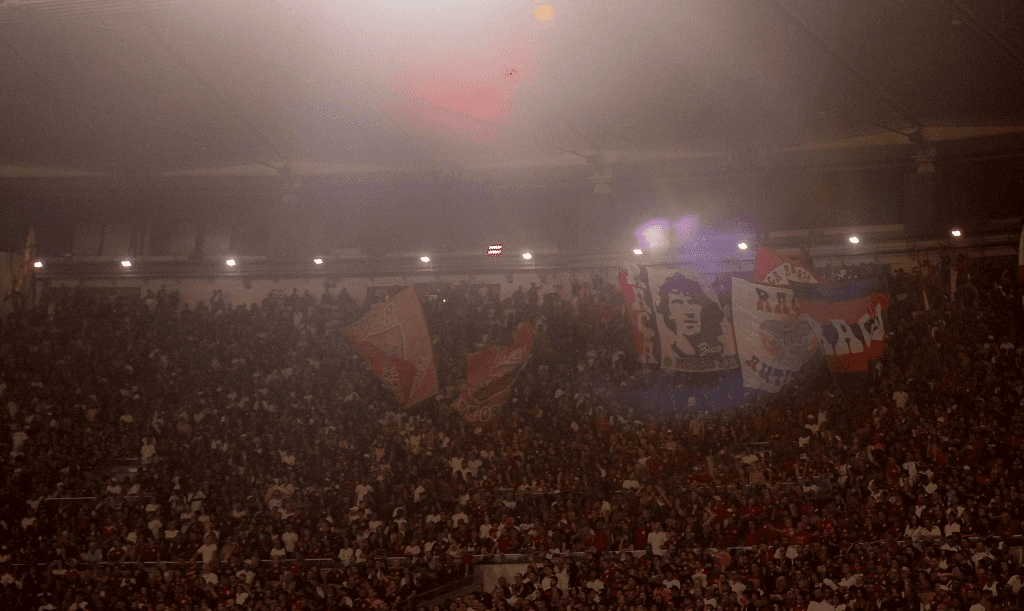 Arquibancadas do Maracanã lotadas por torcedores do Flamengo com bandeiras e faixas durante o jogo contra o Sport pelo Brasileirão 2025.