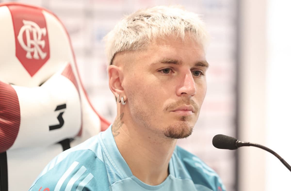 Varela em entrevista coletiva no Flamengo