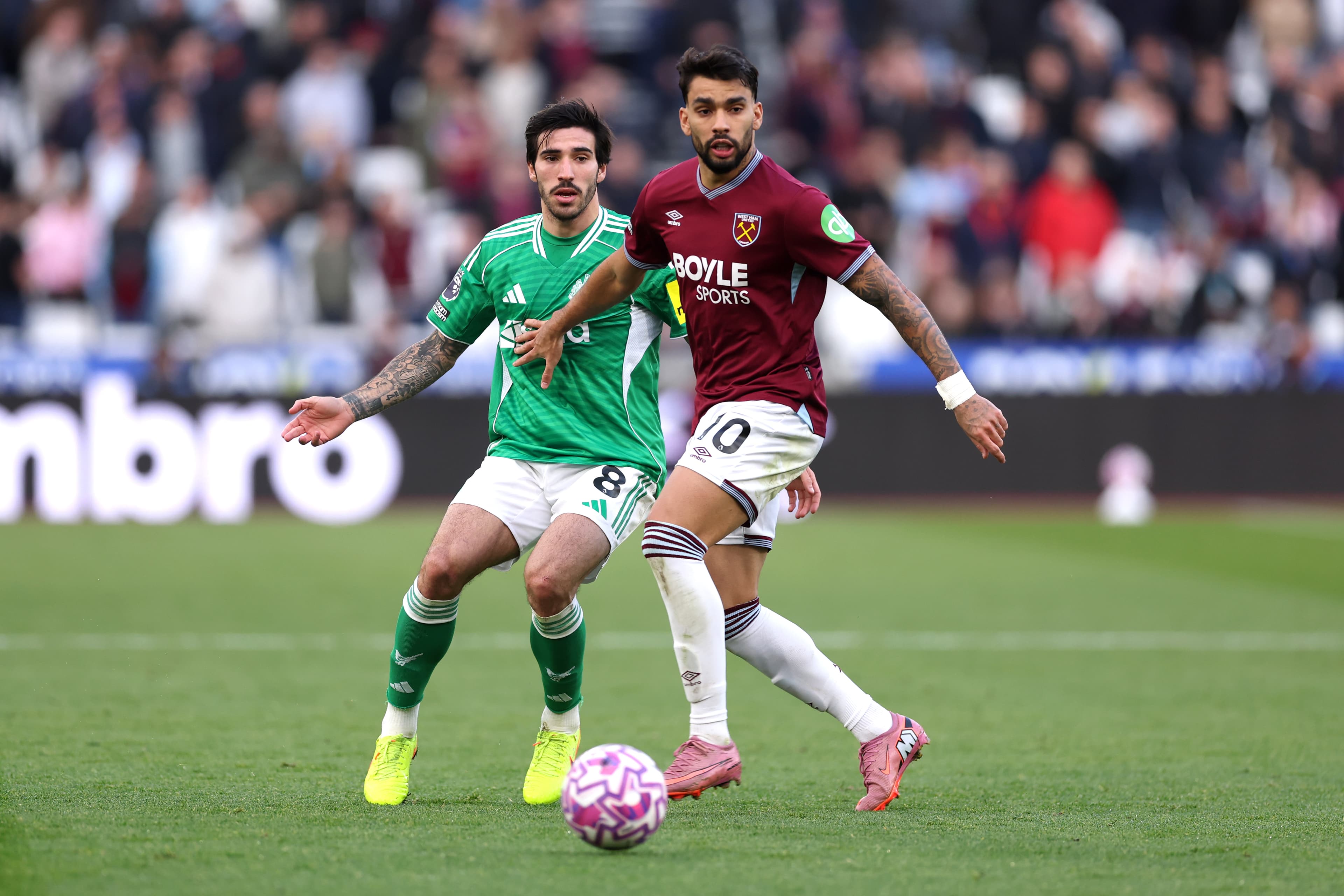 Paquetá, ex-Flamengo, no Westham, enfrentando o Newscastle, na Premier League