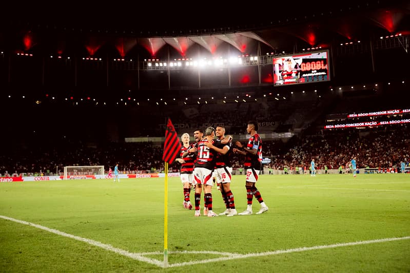 Time do Flamengo comemora gol contra o Santos no Maracanã pelo Brasileirão