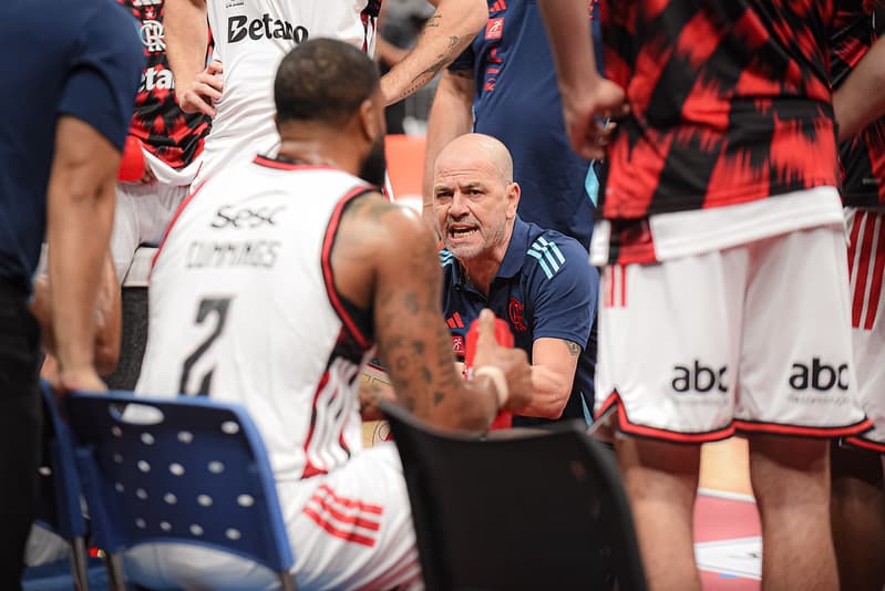 Sergio Oveja comanda elenco do FlaBasquete em jogo do NBB