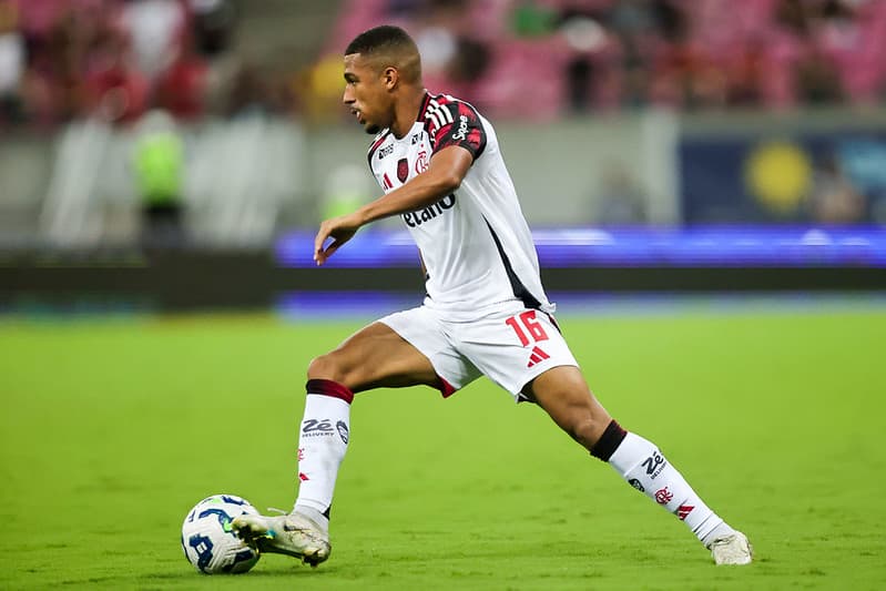 Samuel Lino, atacante do Flamengo, conduzindo a bola contra o Sport, no Brasileirão 2025