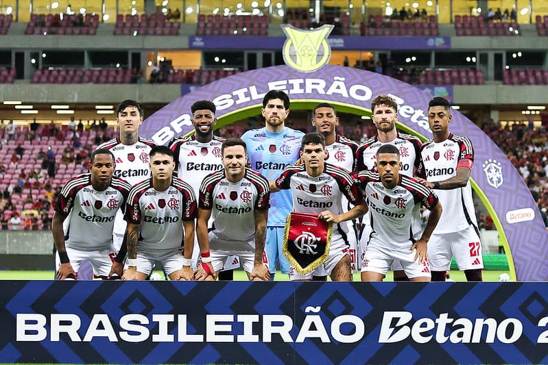 Time do Flamengo perfilado antes de jogo contra o Sport