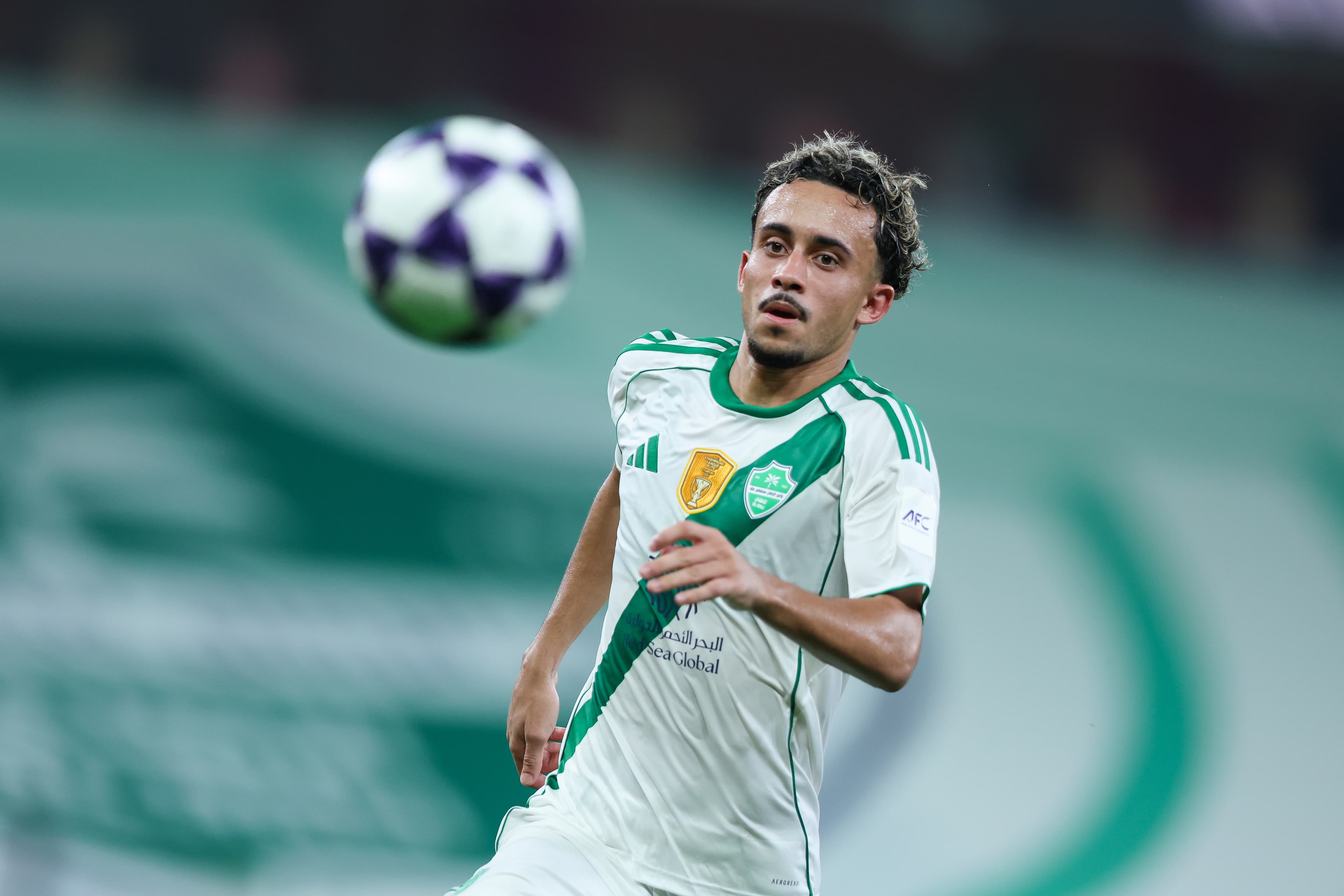 Matheus Gonçalves em campo pelo Al Ahli Saudi