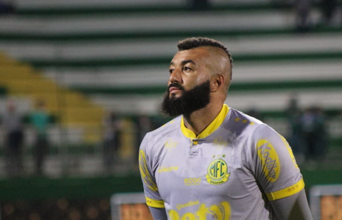 Goleiro Alex Muralha, ex-Flamengo, em ação pelo Mirassol