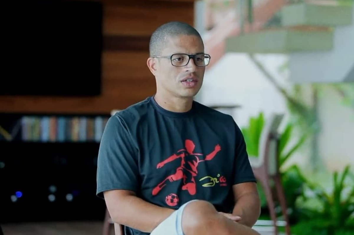 Alex concede entrevista para documentário sobre sua vida usando camisa com homenagem a Zico
