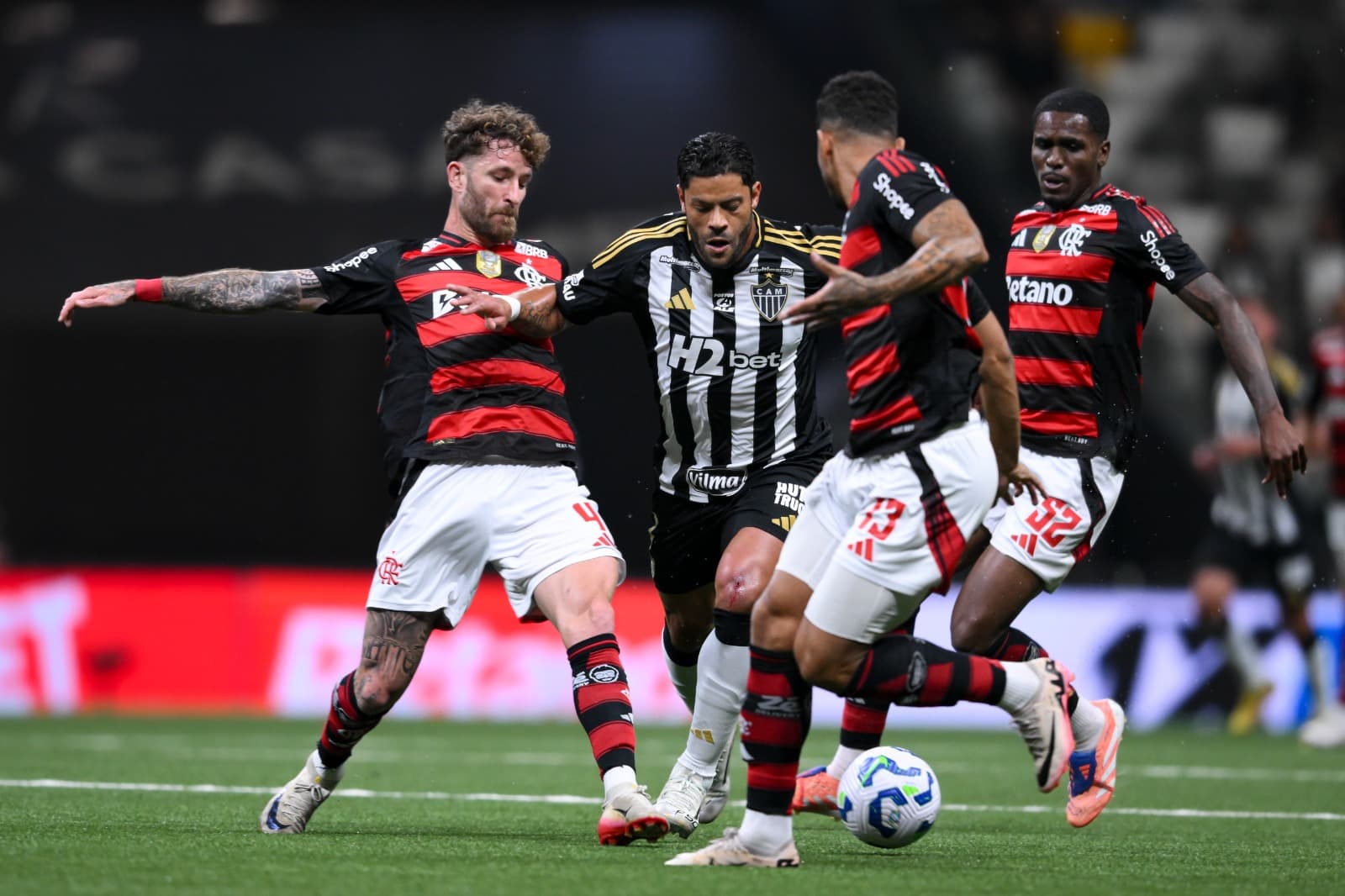 Léo Pereira e Danilo tentam desarmar Hulk durante Atlético-MG x Flamengo na Arena MRV