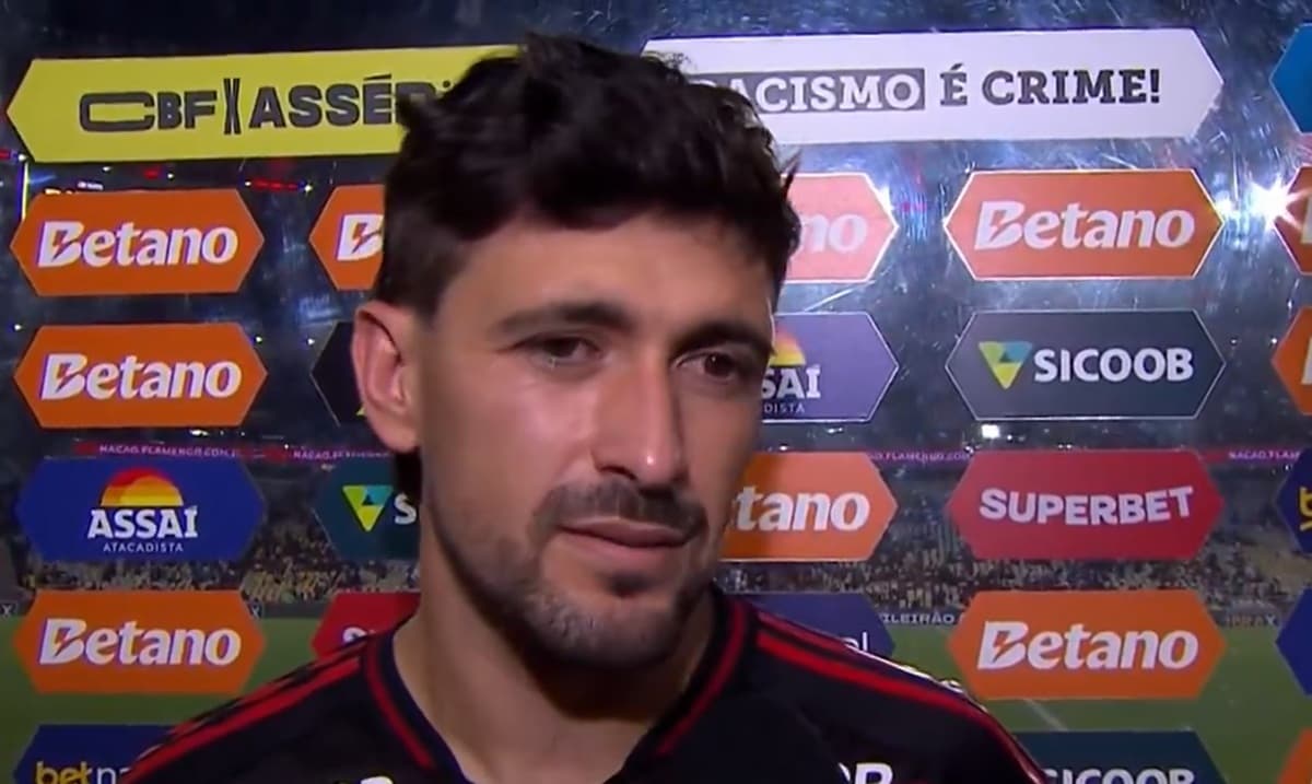 Arrascaeta concede entrevista na saída de campo