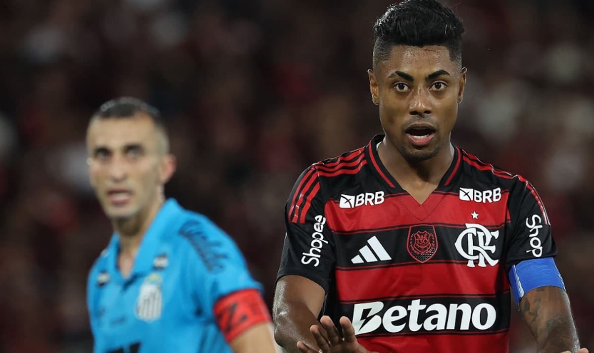 Bruno Henrique em jogo do Flamengo contra o Santos