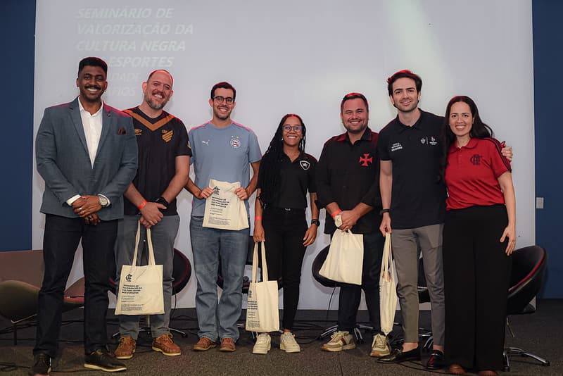 Representantes de Athletico, Bahia, Botafogo, Vasco, Atlético-MG e Flamengo durante o seminário Valorização da Cultura Negra nos Esportes: Identidade e Desafio”
