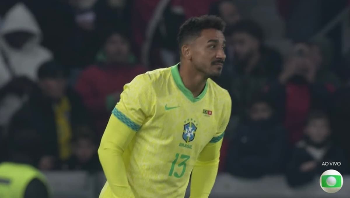 Danilo em jogo do Brasil contra a Tunísia