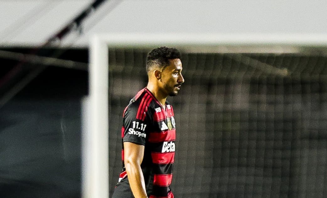 Danilo em campo pelo São Paulo na Vila Belmiro contra o São Paulo no Brasileirão