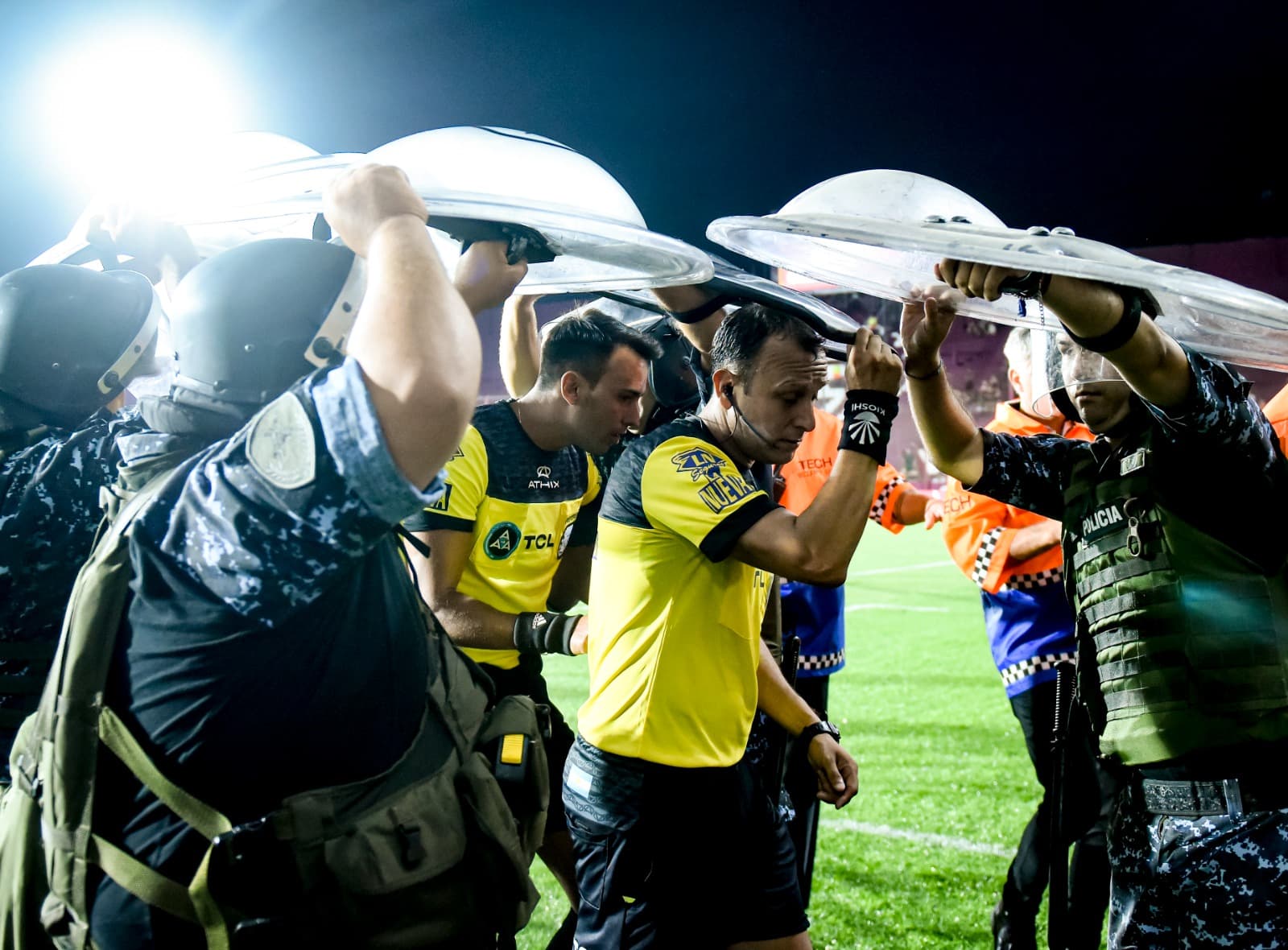 Darío Herrera, árbitro Palmeiras x Flamengo, sai de estádio escoltado por escudos da polícia