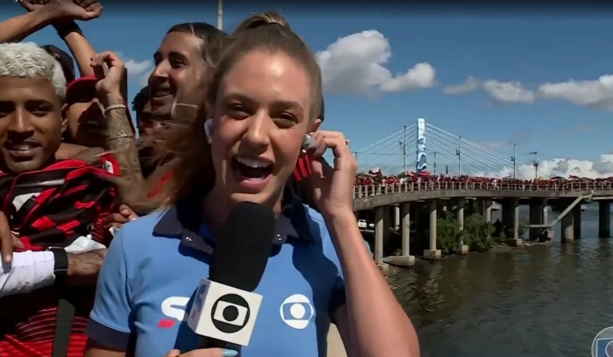 Duda Dalponte, repórter da TV Globo, durante entrada ao vivo na cobertura do AeroFla, segundos antes de ter cabelo puxado três vezes por um torcedor do Flamengo